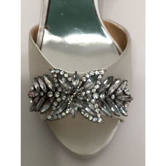 New. Womens Badgley Mischka Nikki Peep Toe Heels, White. Retails $245 - Picture 15 of 16